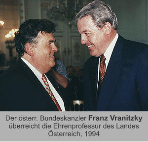 Der österr. Bundeskanzler Franz Vranitzky überreicht die Ehrenprofessur des Landes Österreich, 1994