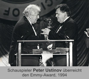 Schauspieler Peter Ustinov überreicht  den Emmy-Award, 1994